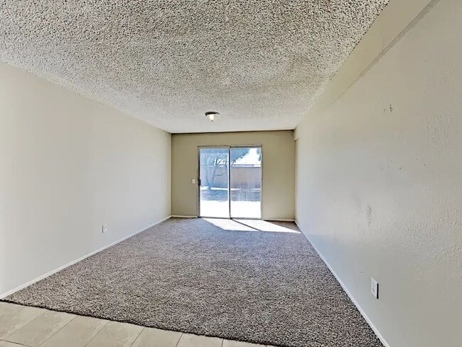 Building Photo - Exclusive