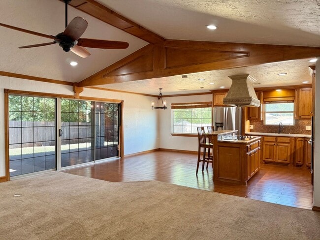Building Photo - 6933 NW Eisenhower Dr