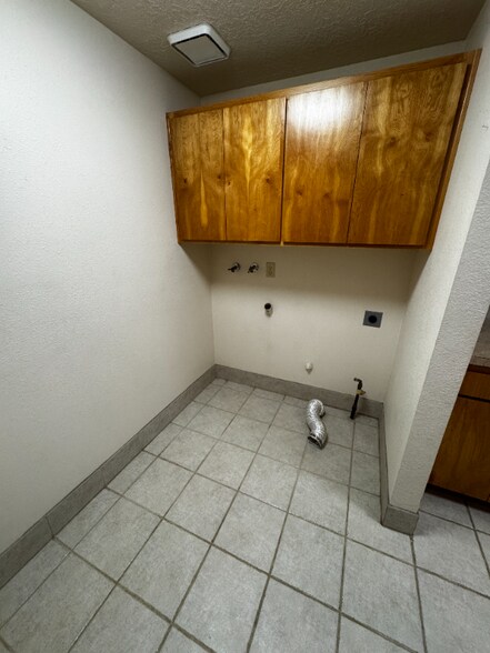 Building Photo - 850-860 Shaff Rd SE