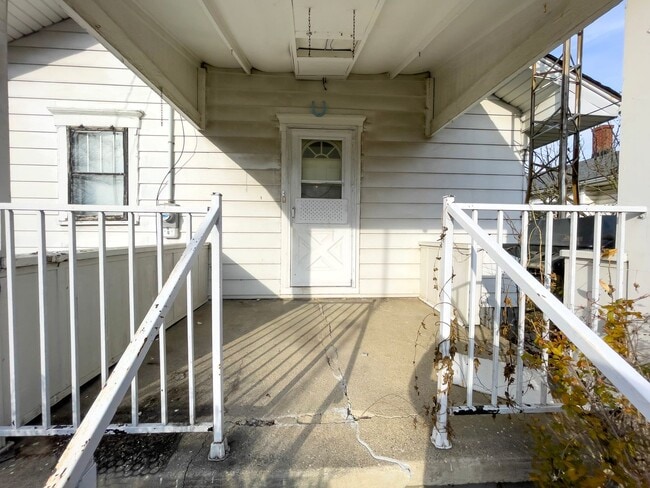 Building Photo - 2 Bedroom Home, Fenced in Backyard + Garage! Available Now!