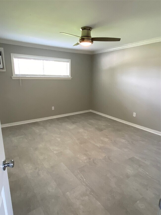 Building Photo - 211 W 17th St