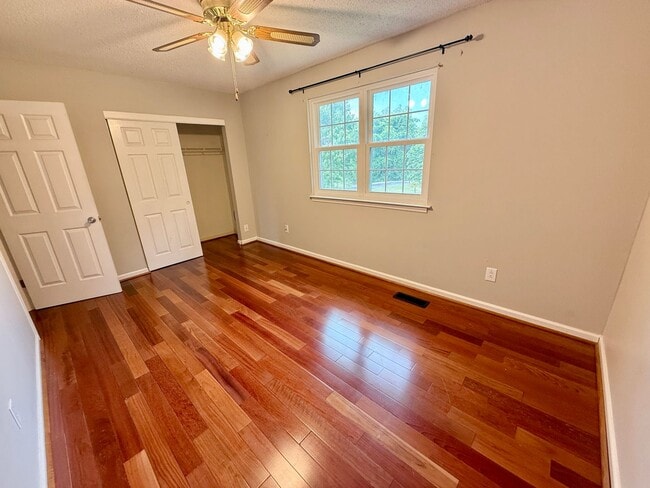 Building Photo - 2 Bedroom Hermitage condo only $1600!  Ava...