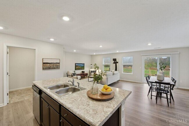 Building Photo - 5001 Lakeview Dr