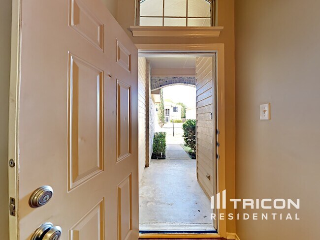 Building Photo - 2545 Clovermeadow Dr