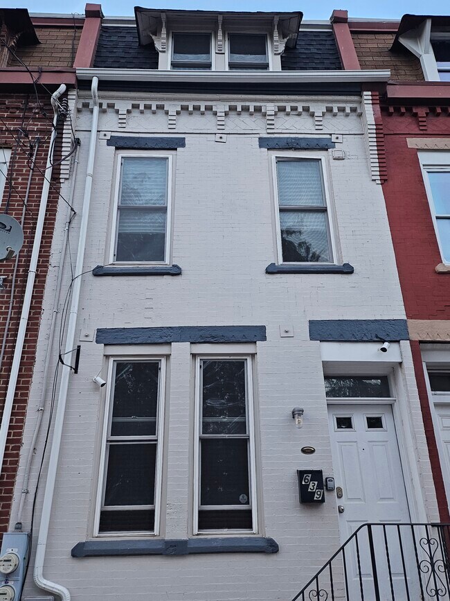 Front Exterior/Entry - 639 N 35th St