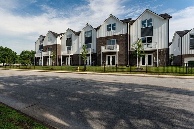 Building Photo - 5653 Sofias Cir