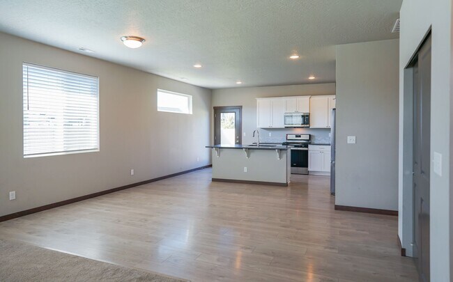 Building Photo - New to the market 3 bedroom 2 bath home.