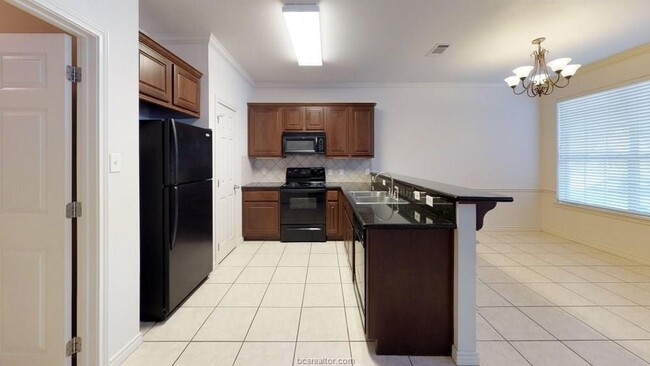 Building Photo - 4 bed 4 bath condo for less than $500 per ...