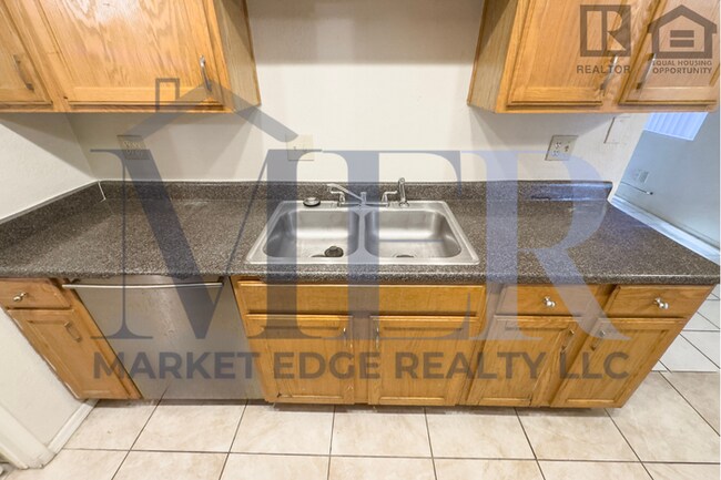 Building Photo - 2Bed/1.5Bath Ground Floor Townhouse at Glendale Ave/27th Ave! Ready for Immediate Move-In! -- GAR...