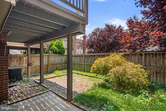 Building Photo - 10 Loganwood Ct