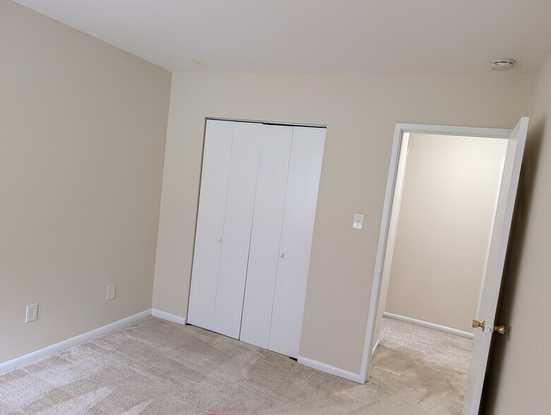 Building Photo - 10246 Prince Pl