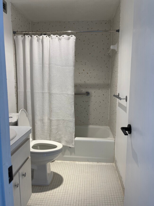 Building Photo - 400 Kings Point Dr