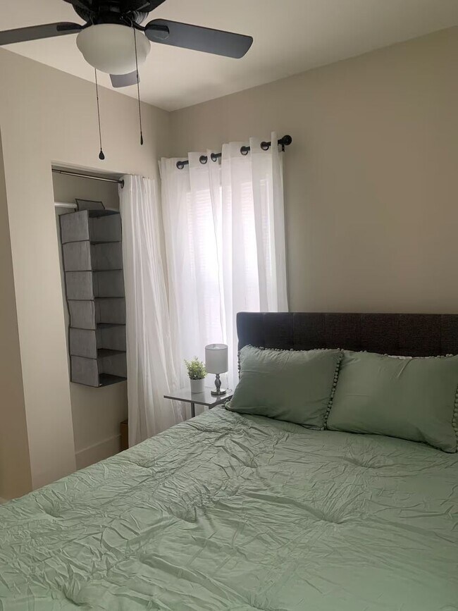 Building Photo - Spacious 5 Bedroom Available