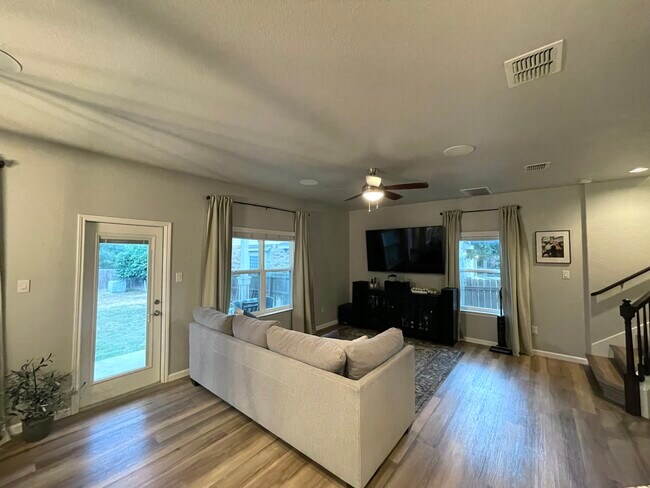 Building Photo - 1307 Oriole Ct