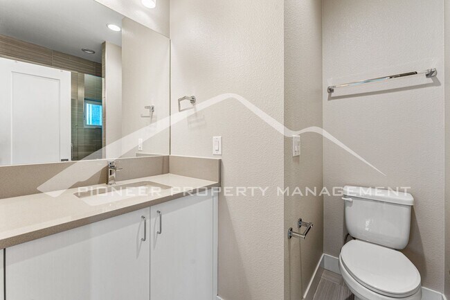 Building Photo - Spacious Townhouse with Washer/Dryer and G...