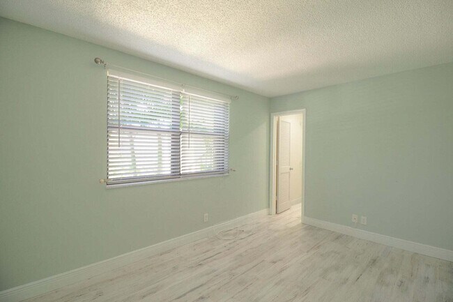 Building Photo - 3960 SW Greenwood Way