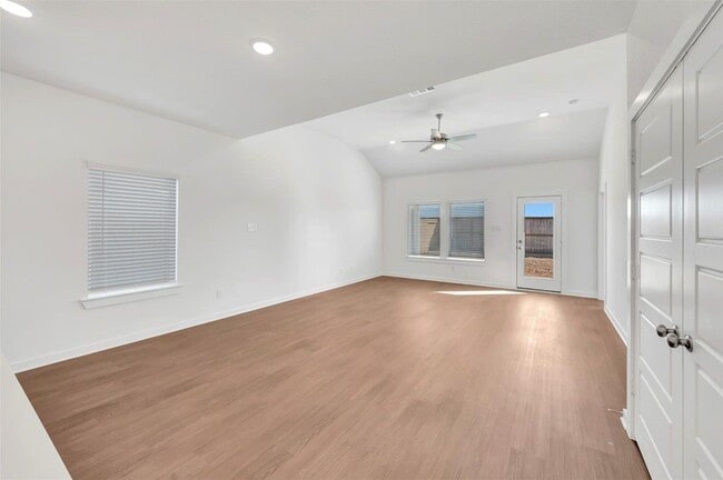 Building Photo - 32455 Sunbeam Dr