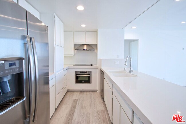 Building Photo - 2170 Century Pk E