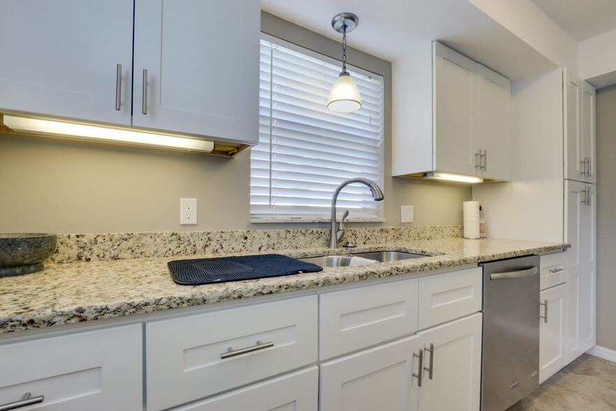 granite counter tops - 230 S Lakeside Dr