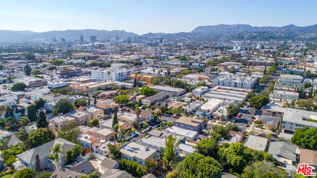 Building Photo - 850 Serrano Pl