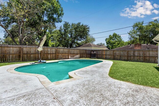 Building Photo - 12315 Whittington Ct N