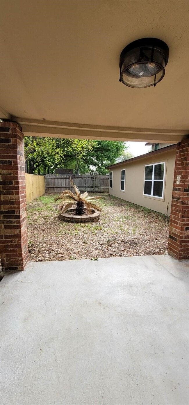 Building Photo - 9614 Charter Ridge Dr