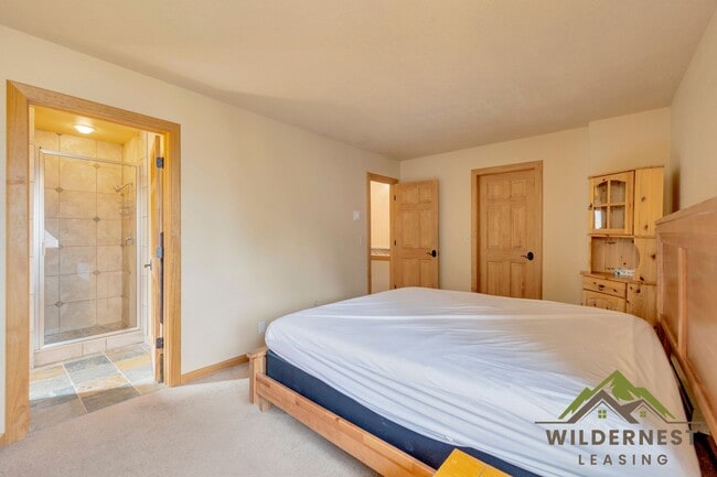 Building Photo - Furnished Pet Friendly Summer Rental