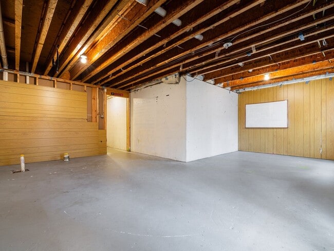 Building Photo - 2 Bedroom 2 Bath Townhome with Unfinished Basement