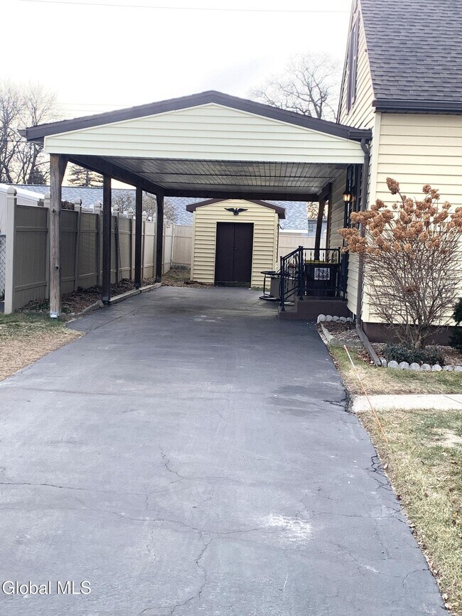 Building Photo - 15 Grounds Pl