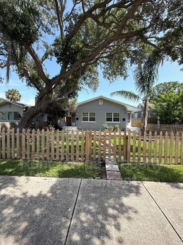 Building Photo - 612-612 17th Ave S