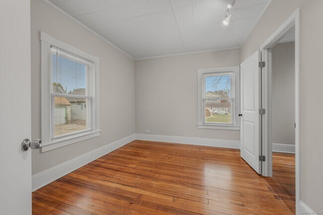 Building Photo - 245 Willetts Ave