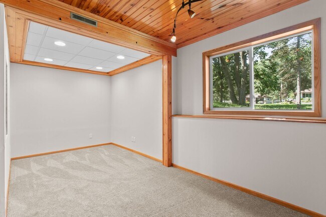 Building Photo - Rent in Andover 4 bd 3 ba 5 garage stalls, 1 AC avail NOW: $2,895/mo plus utilities.