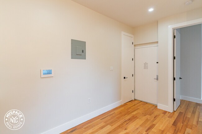 Building Photo - 1671 Lincoln Pl