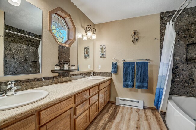 Building Photo - Stunning two-story home in Woodland Park