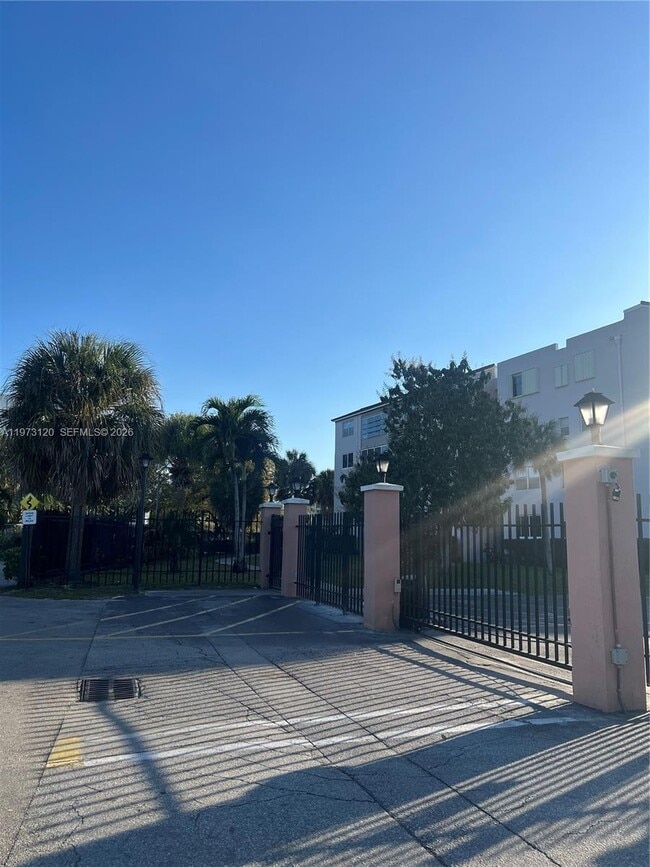 Building Photo - 2851 Somerset Dr