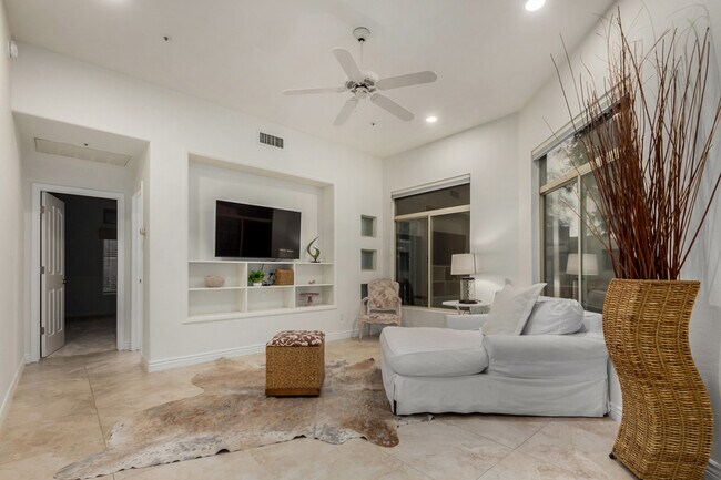 Building Photo - 6711 E Camelback Rd