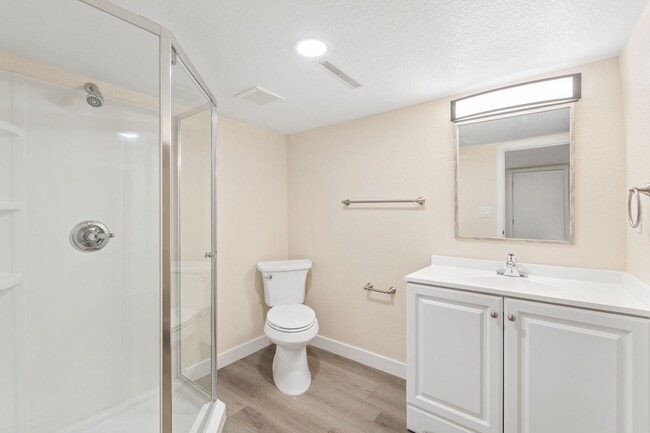 Building Photo - 3 BEDROOM, 3 BATH+ BONUS ROOMS ON RANCH IN...