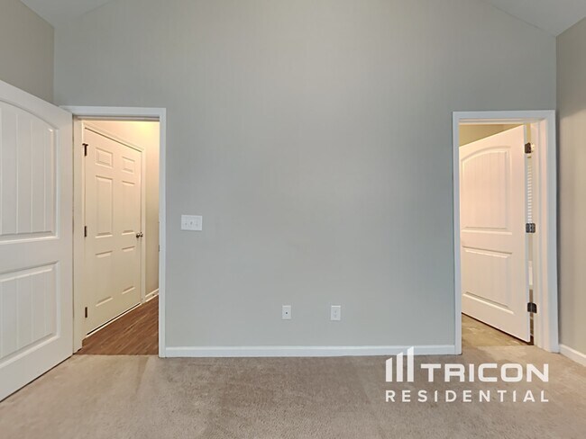 Building Photo - 347 Hawthorn Dr