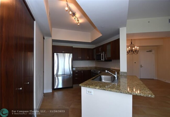 Building Photo - 20000 E Country Club Dr