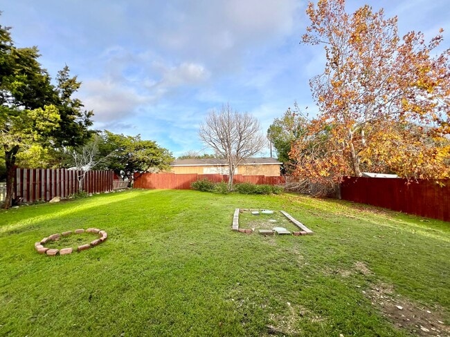 Building Photo - MUST SEE!! Rustic Style 3 Bedroom / 2 Bath...