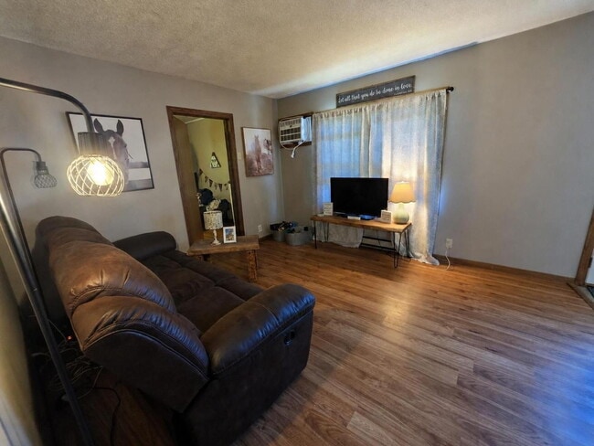Building Photo - 2 Bedroom, 1 Bathroom with Attached Garage & Patio