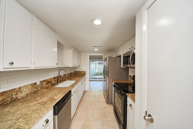 Building Photo - 1059 Country Pl Dr