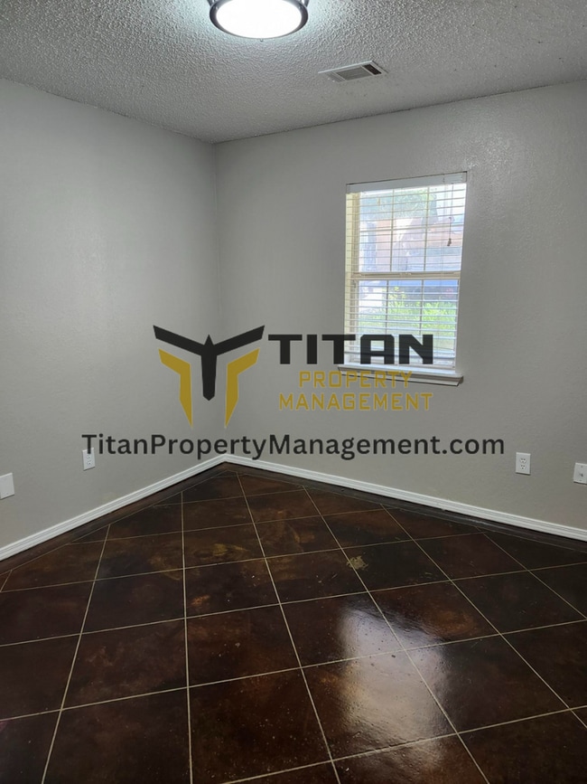 Building Photo - 3b/2b house