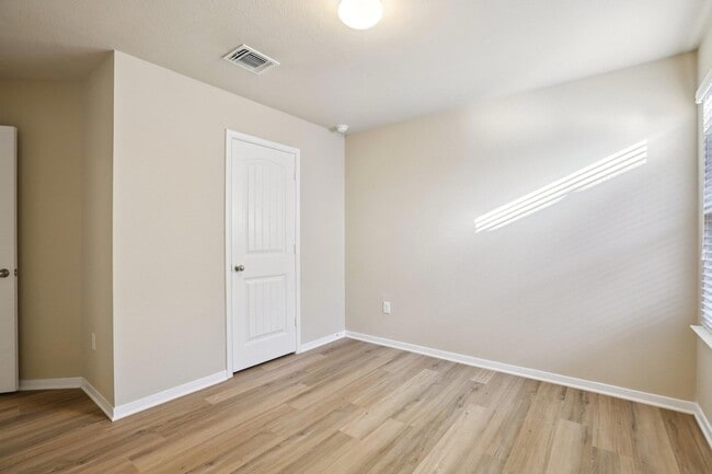 Building Photo - 13205 Henneman Dr