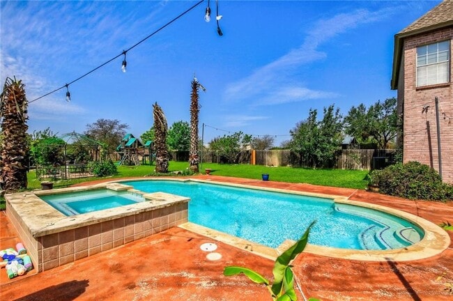 Building Photo - 2315 Little Tree Bend