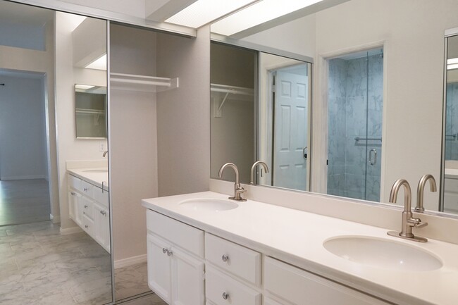 Building Photo - 401 El Cielo Rd