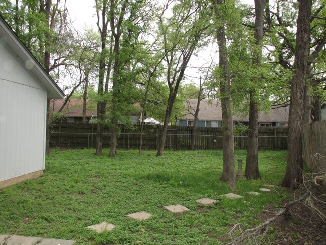 Building Photo - Adorable 2bedroom/1 bath Duplex on Wooded Lot