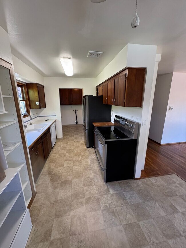 Building Photo - Freshly Updated 3 Bedroom 1 bath Home with Garage, Fenced Yard & Pet Friendly!