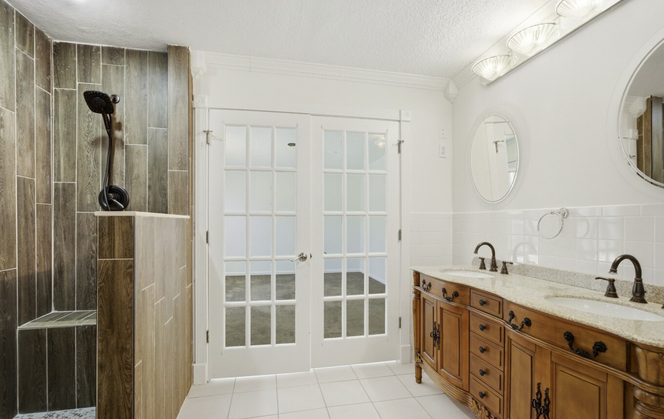 Building Photo - 2162 Saint Martins Dr E