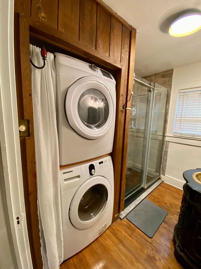 Building Photo - Spacious 3BR Home Minutes from Downtown Johnson City | W/D Included | Garden Beds